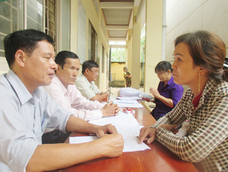 Các luật gia, luật sư (Hội Luật gia tỉnh) tư vấn và hỗ trợ pháp lý miễn phí cho nông dân xã Phú Lợi ngày 25-6. Ảnh: Đ.Phú