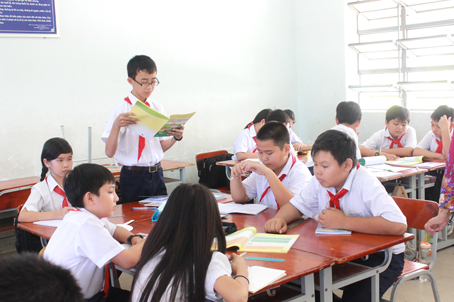Học sinh lớp 6 Trường THCS Tân Bửu (phường Bửu Long, tp.Biên Hòa) trong giờ học với mô hình trường học Việt Nam mới năm học 2015-2016.