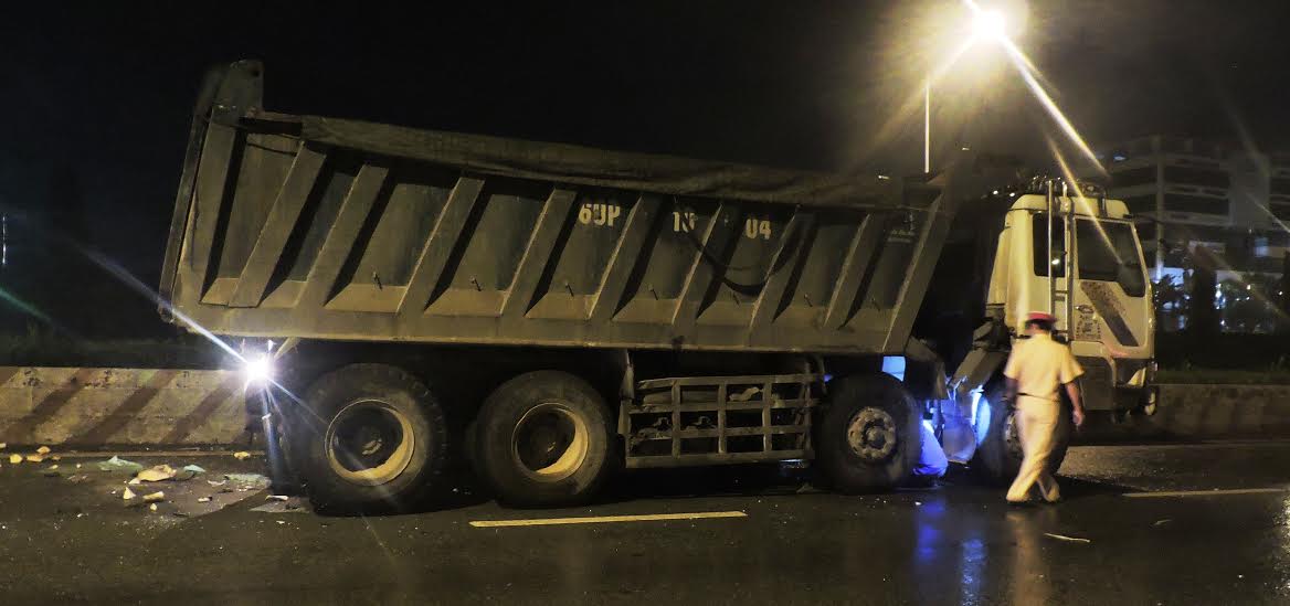 Cảnh sát giao thông đang xử lý hiện trường vụ tai nạn