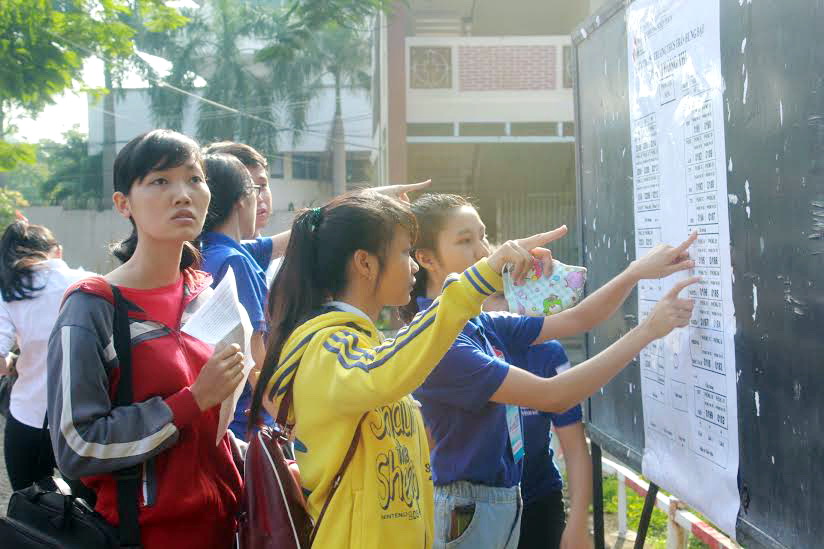 Thí sinh xem sơ đồ phòng thi tại điểm thi Trường THCS Trần Hưng Đạo (TP.Biên Hòa) - một trong 12 điểm thi của cụm đại học