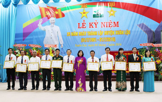 Phó chủ tịch UBND tỉnh Nguyễn Hòa Hiệp tặng bằng khen của UBND tỉnh cho những tập thể, cá nhân đóng góp cho phong trào xây dựng nông thôn mới