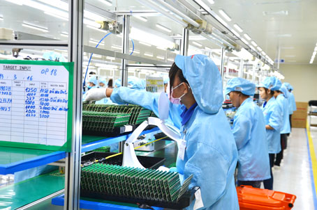 Nhiều nhà đầu tư ngán ngại trước những rừng thủ tục giấy phép con khiến môi trường đầu tư kém cạnh tranh. Trong ảnh: Sản xuất linh kiện điện tử tại Công ty Chemtro Vina.