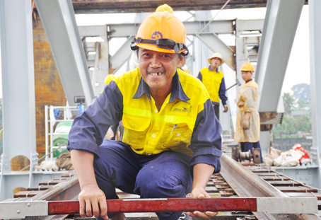 Mặc dù công việc thi công khá nặng nhọc song nụ cười vẫn thường trực trên môi của các công nhân của ngành đường sắt.