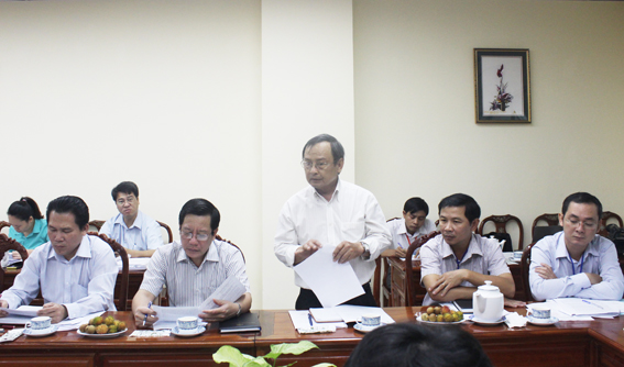 Phó giám đốc Sở kế hoạch - đầu tư Phan Minh Thành đóng góp ý kiến tại buổi họp.