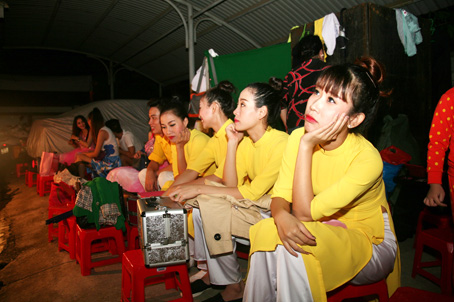 Vì trời mưa nên các thành viên của Đội Tuyên truyền lưu động tỉnh (Trung tâm Văn hóa tỉnh) phải biểu diễn phục vụ nhân dân xã Xuân Phú, huyện Xuân Lộc ngay dưới mái hiên của một trường học thay vì trên sân khấu lưu động ngoài trời.  Ảnh: V.TRUYÊN