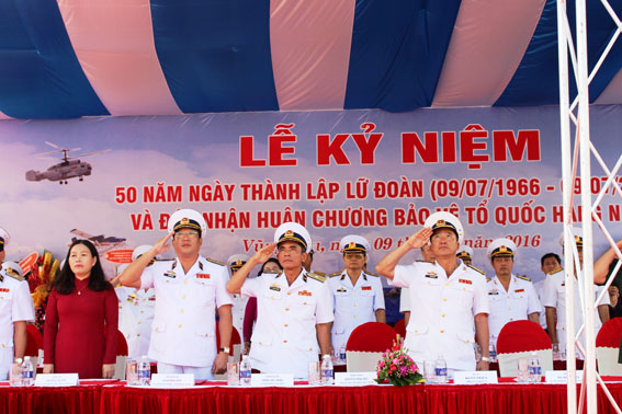 Chuẩn đô đốc Phạm Hoài Nam (thứ hai trái sang) chủ lễ chào cờ