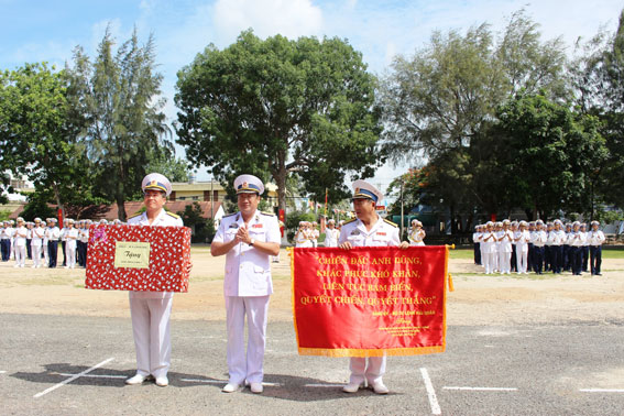 Lữ đoàn 171 đón nhận bức trướng truyền thống và quà của Bộ Tư lệnh Hải quân trao tặng