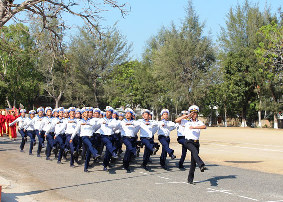 Cán bộ chiến sĩ phòng học thực hành duyệt đội ngũ trong lễ kỷ niệm