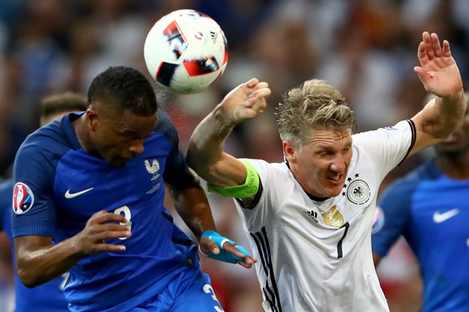 Cái tay xuất hiện không đúng chỗ của Bastian Schweinsteiger đã hại tuyển Đức.