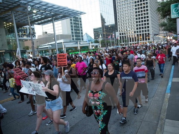 Người dân Mỹ biểu tình phản đối vụ cảnh sát bắn chết người da màu, tại Dallas ngày 7/7. (Nguồn: AFP/TTXVN)