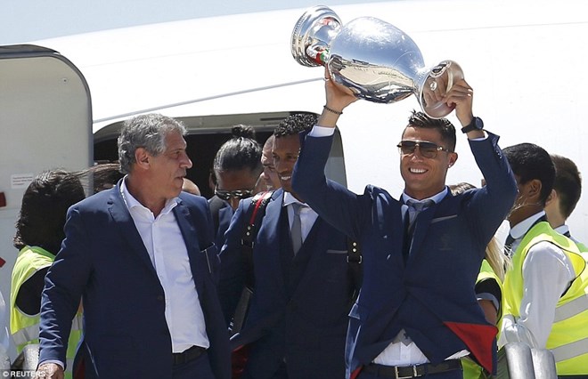 Ronaldo hân hoan với danh hiệu đầu tiên trong sự nghiệp cùng đội tuyển quốc gia.