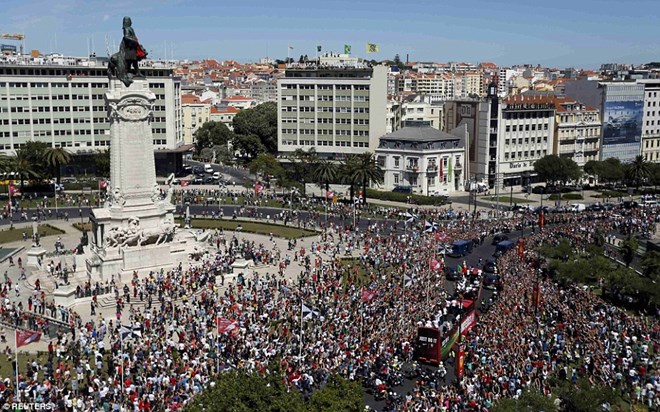 Hàng trăm nghìn người hâm mộ đổ ra đường ở Lisbon chúc mừng nhà vô địch ​EURO 2016.