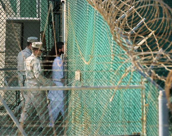 Binh sỹ Mỹ chuyển một tù nhân tại nhà tù Vịnh Guantanamo ngày 29/3/2010. (Nguồn: AFP/TTXVN)
