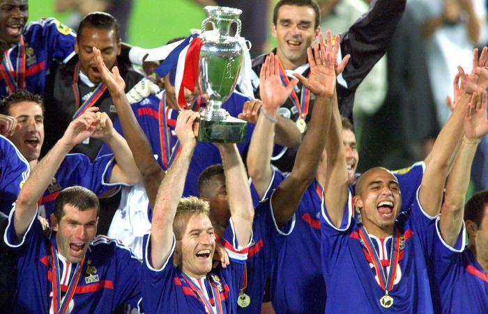 Với thế hệ Zidane, Pháp vô địch lần thứ 2 tại EURO 2000 do Bỉ, Hà Lan đồng chủ nhà