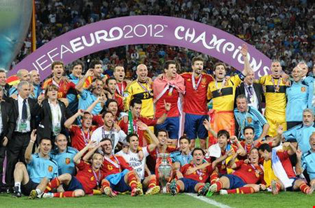 Tây Ban Nha là đội đầu bảo vệ được ngôi vương tại EURO 2012 do Ba Lan và Ukraina đồng chủ nhà. Đây cũng là chức vô địch châu Âu thứ 3 của La Roja