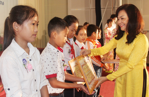  Bà Phạm Thị Xuân Đào, Chủ tịch Công đoàn viên chức tỉnh tặng giấy khen ''Học giỏi - sống tốt'' cho học sinh