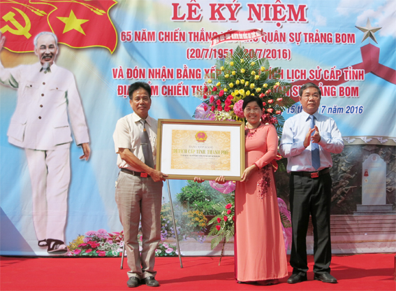 Phó chủ tịch UBND tỉnh Nguyễn Quốc Hùng trao bằng xếp hạng di tích lịch sử cấp tỉnh địa điểm chiến thắng yếu khu quân sự Trảng Bom cho lãnh đạo huyện Trảng Bom.