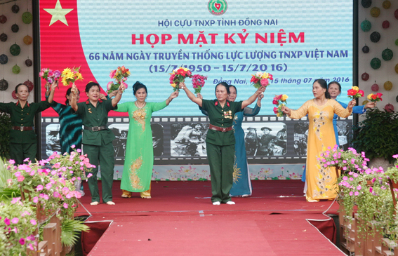 Các hội viên Hội Cựu Thanh niên xung phong trong tỉnh biểu diễn văn nghệ tại buổi họp mặt nhân kỷ niệm 66 năm Ngày truyền thống lực lượng Thanh niên xung phong Việt Nam diễn ra vào sáng 15-7 tại Hội quán Trấn Biên.