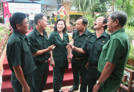 Các hội viên Hội Cựu Thanh niên xung phong trong tỉnh gặp gỡ và trò chuyện tại buổi họp mặt nhân kỷ niệm 66 năm Ngày truyền thống lực lượng Thanh niên xung phong Việt Nam diễn ra vào sáng 15-7 tại Hội quán Trấn Biên.