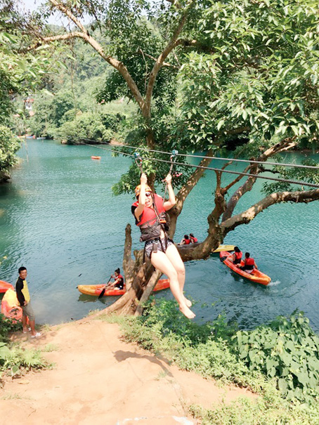 Đu zipline (ảnh trái).