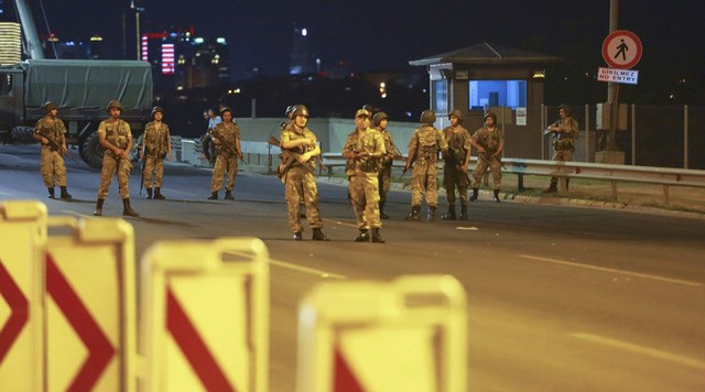 Binh sỹ Thổ Nhĩ Kỳ kiểm soát nhiều đường phố ở Ankara. (Ảnh:Reuters)