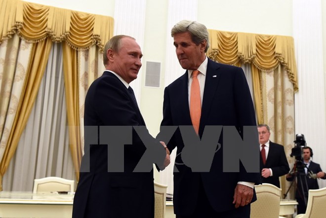 Tổng thống Nga Vladimir Putin và Ngoại trưởng Mỹ John Kerry. (Nguồn: AFP/TTXVN)