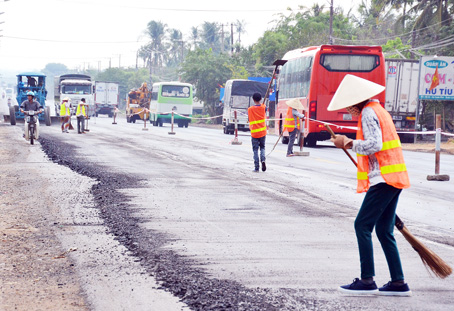 Quốc lộ 1 (đoạn qua tỉnh Đồng Nai) vừa được nâng cấp mặt đường, song không được mở rộng nên vẫn khá hẹp.