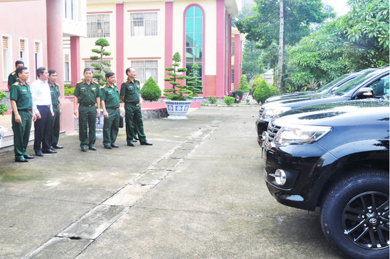 Phó chủ tịch UBND tỉnh Nguyễn Quốc Hùng cùng các đơn vị nhận xe đi kiểm tra xe