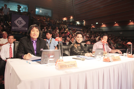 Ban giám khảo giải Chuông vàng vọng cổ 2016 vòng chung kết xếp hạng gồm: NSND đạo diễn Trần Ngọc Giàu, NSND Bạch Tuyết và NSƯT Minh Vương.