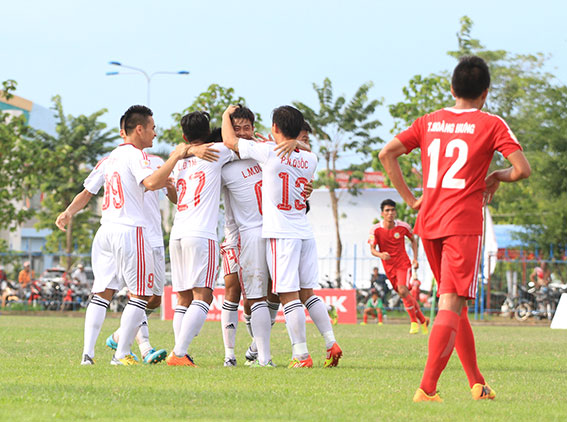 Đồng Nai (áo trắng) đã từng thắng Bình Phước trên sân khách.