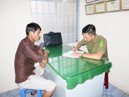 Công an xã Phước Thái tiến hành lấy lời khai một đối tượng nghiện ma túy.