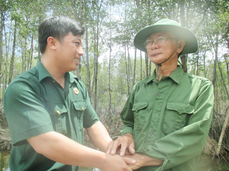 Cựu chiến binh Lê Thanh Hải (phải) mãi là hình ảnh đẹp trong lòng các thế hệ trẻ, cựu quân nhân.