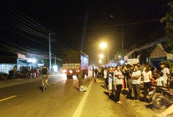 Xe tải lấn trái đường tông xe máy khiến một người chết