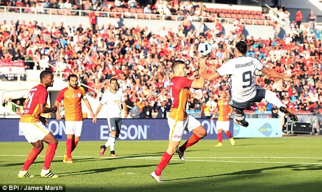 Pha tung người móc bóng của Ibrahimovic vào lưới Galatasaray (Nguồn: DM)