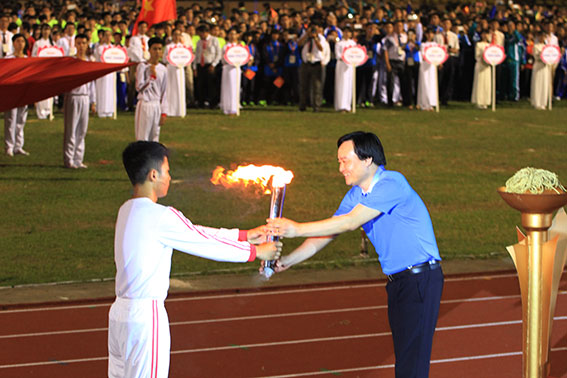 Đồng chí Phùng Xuân Nhạ, Bộ trưởng Bộ GD-ĐT nhận đuốc để châm lửa tại lễ khai mạc