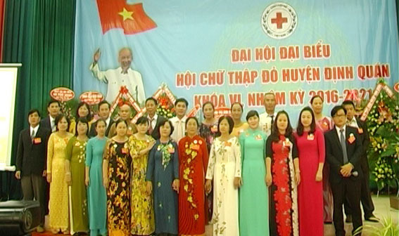 Các đại biểu Hội chữ thập đỏ huyện Định Quán lần VI ( nhiệm kỳ 2016-2021), ra mắt Đại hội.