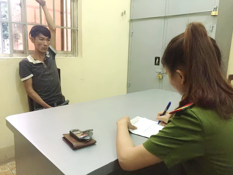 Trương Hoài Phong bị bắt giữ tại cơ quan công an (Ảnh: CTV)