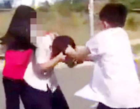 Cắt từ clip đăng tải trên YouTube về 2 cuộc “hỗn chiến” của học sinh Trường THCS Võ Trường Toản (trái - huyện Vĩnh Cửu) và Trường THCS Quyết Thắng (TP.Biên Hòa).