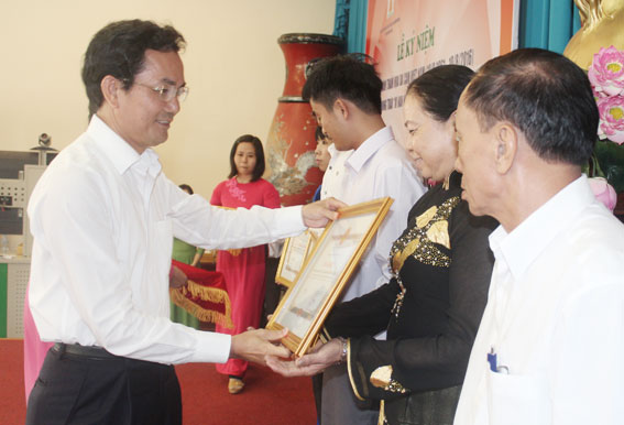 Đồng chí Võ Văn Chánh, UVTV Tỉnh ủy, Phó chủ tịch UBND tỉnh tặng bằng khen cho các tập thể