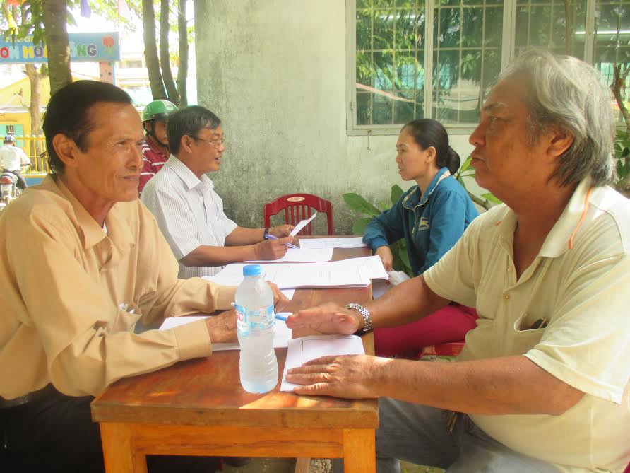 Các luật gia, luật sư (Hội luật gia tỉnh) tư vấn và hỗ trợ pháp lý miễn phí cho nông dân thị trấn Định Quán ngày 9-8.