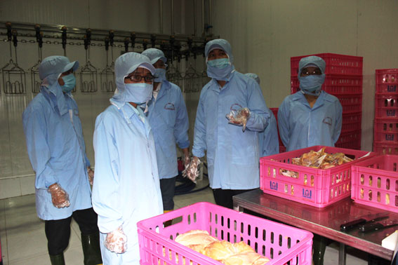 Đoàn giám sát làm việc tại cơ sở giết mổ gà Nguyễn Hoàng Minh Long (xã Sông Thao, huyện Trảng Bom). Ảnh: B.Nguyên