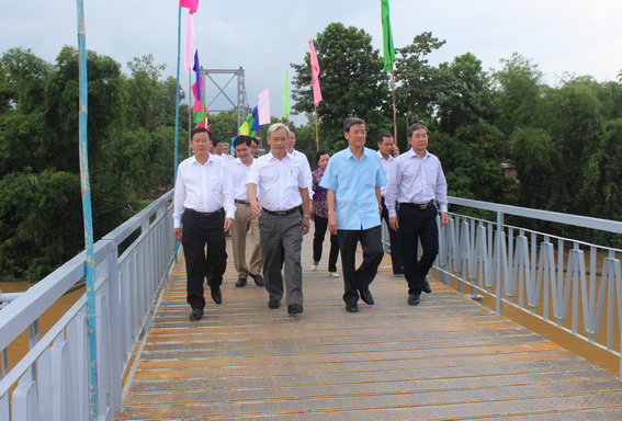 Đoàn lãnh đạo tỉnh thăm cây cầu mới