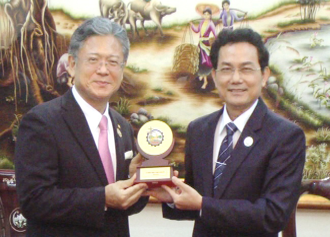 Phó chủ tịch UBND tỉnh Võ Văn Chánh tặng logo biểu trưng của tỉnh Đồng Nai cho ông Hideo Okubo, Chủ tịch tập đoàn Forval Nhật Bản.