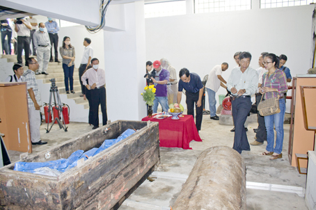 Các nhà khoa học thực hiện nghi lễ trước khi nghiên cứu thi hài trong mộ cổ Cầu Xéo Nguồn: Bảo tàng Đồng Nai (ảnh phải).