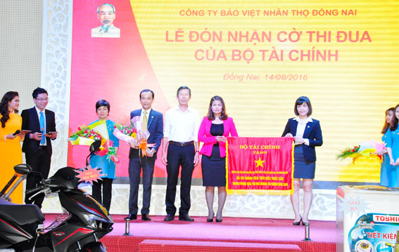 Lãnh đạo của Bảo Việt Nhân thọ Đồng Nai nhận cờ thi đua của Bộ Tài chính