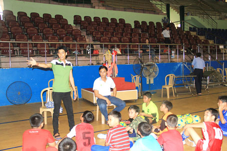 Ban huấn luyện cùng các cầu thủ đội Long Thành rút kinh nghiệm sau buổi tập làm quen sân nhà thi đấu Trung tâm TDTT tỉnh trước ngày khai mạc.