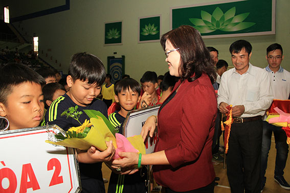 Phó chủ tịch UBND tỉnh Nguyễn Hòa Hiệp tặng hoa, động viên các cầu thủ nhí tham dự giải.