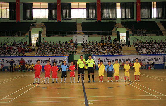 Hai đội bóng Biên Hòa 1 (áo đỏ) và Xuân Lộc thi đấu trong trận khai mạc.
