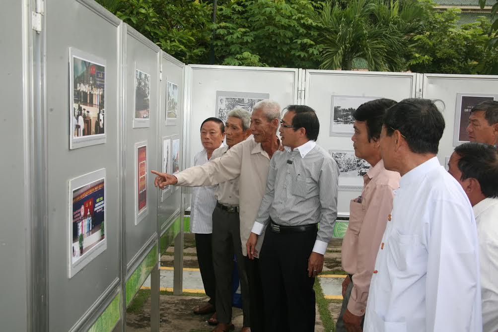người dân tham quan triển lãm về Chủ tịch Hồ Chí Minh do Trung tâm Văn miếu Trấn Biên tổ chức vào sáng 16-8