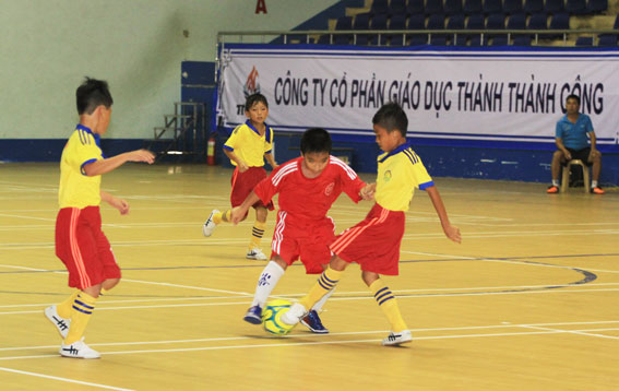 Long Khánh (áo vàng) giành chiến thắng 2-0 trước Biên Hòa 1